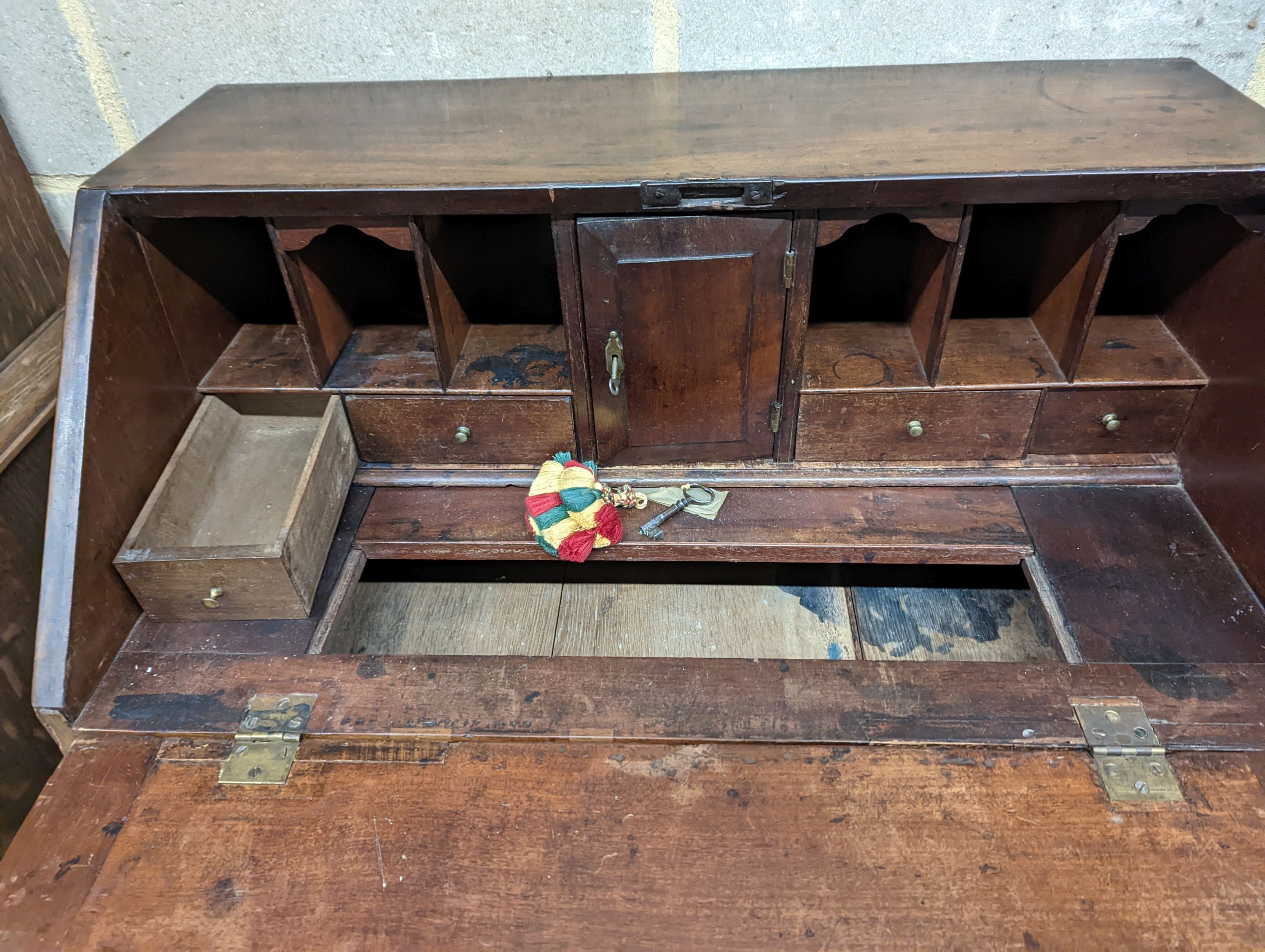 A small George III mahogany bureau, width 76cm, depth 46cm, height 99cm